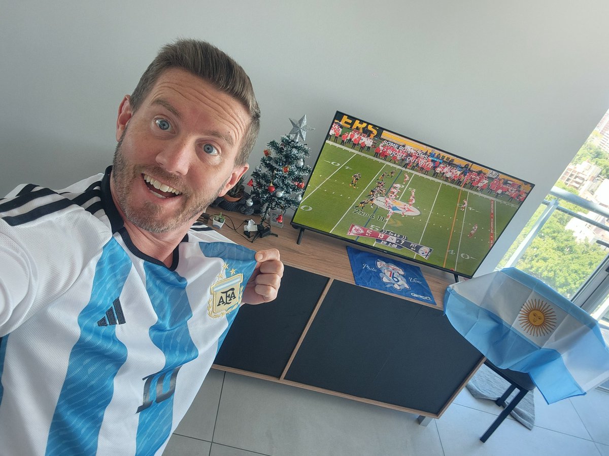TIMPsu's tweet photo. Feliz Navidad y Merry Christmas @ScottHanson y @drewbrees from Mendoza Argentina! #NFLonNetflix #CampeonesDelMundo #Messi #ArgentinaNFL #Mendoza #Argentina https://t.co/5rksl02Tgn