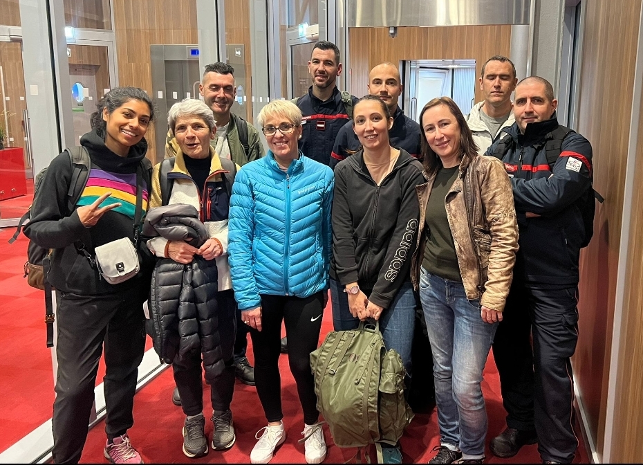 #Mayotte // En ce jour de Noël, une infirmière sapeur-pompier du SDIS de l'Oise s'envole vers Mayotte pour prêter main-forte et apporter son soutien. Membre active du SSSM 60, elle a embarqué ce soir depuis Orly avec d'autres collègues infirmier(e)s sapeurs-pompiers.