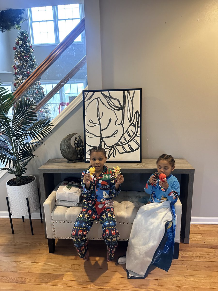 189daedae's tweet photo. Look like everybody was on Santa good list this year Merry Christmas 🎅🏾🎄🥂 https://t.co/CKWuPKMBhc