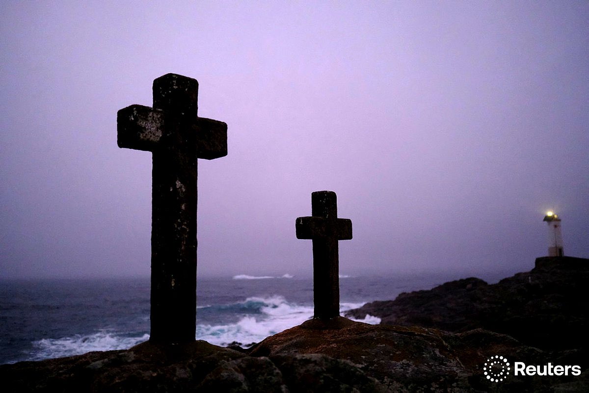 NachoDoce12's tweet photo. Barnacle pickers, collect barnacles on the rocks of Coast of Death (Costa Da Morte) on the Ocean Atlantic in the Galicia region, near Corme https://t.co/ZENBBeNrkw