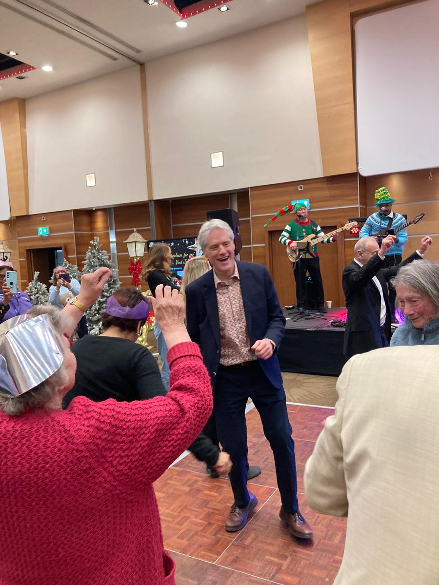 Great to pop into a seasonal favourite: <a href="/LBHF/">H&F Council</a>’s Big Christmas Day Lunch for 400 older Fulham &amp; Hammersmith residents. Music, dancing, prizes, gift, lots of fun. Good to see Mayor Patricia Quigley, <a href="/StephenCowan/">Stephen Cowan 🇬🇧🇺🇦</a>, @HammersmithAndy. Huge thanks to <a href="/HFGiving/">H&F Giving (was United in H&F)</a>, volunteers and donors.