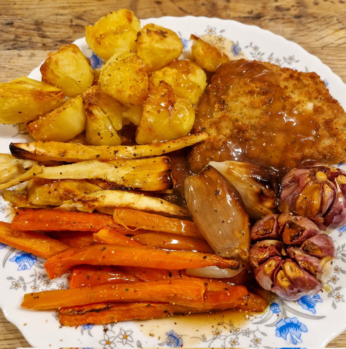 TimMcKenna01's tweet image. Home alone this Christmas. It's been a relaxing day. A walk first thing, then a bit of telly & a read of my new book. Dinner was roasted veg & a chicken Kyiv out of the freezer. Next up, an early night!
Solidarity with those of you also flying solo. Hope you've had a good day.