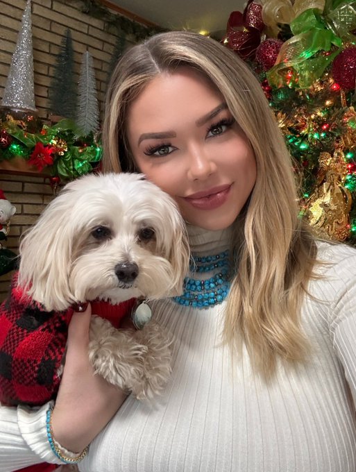 1 pic. Merry Christmas from my family to yours ❤️ https://t.co/tNyxM1UxKw
