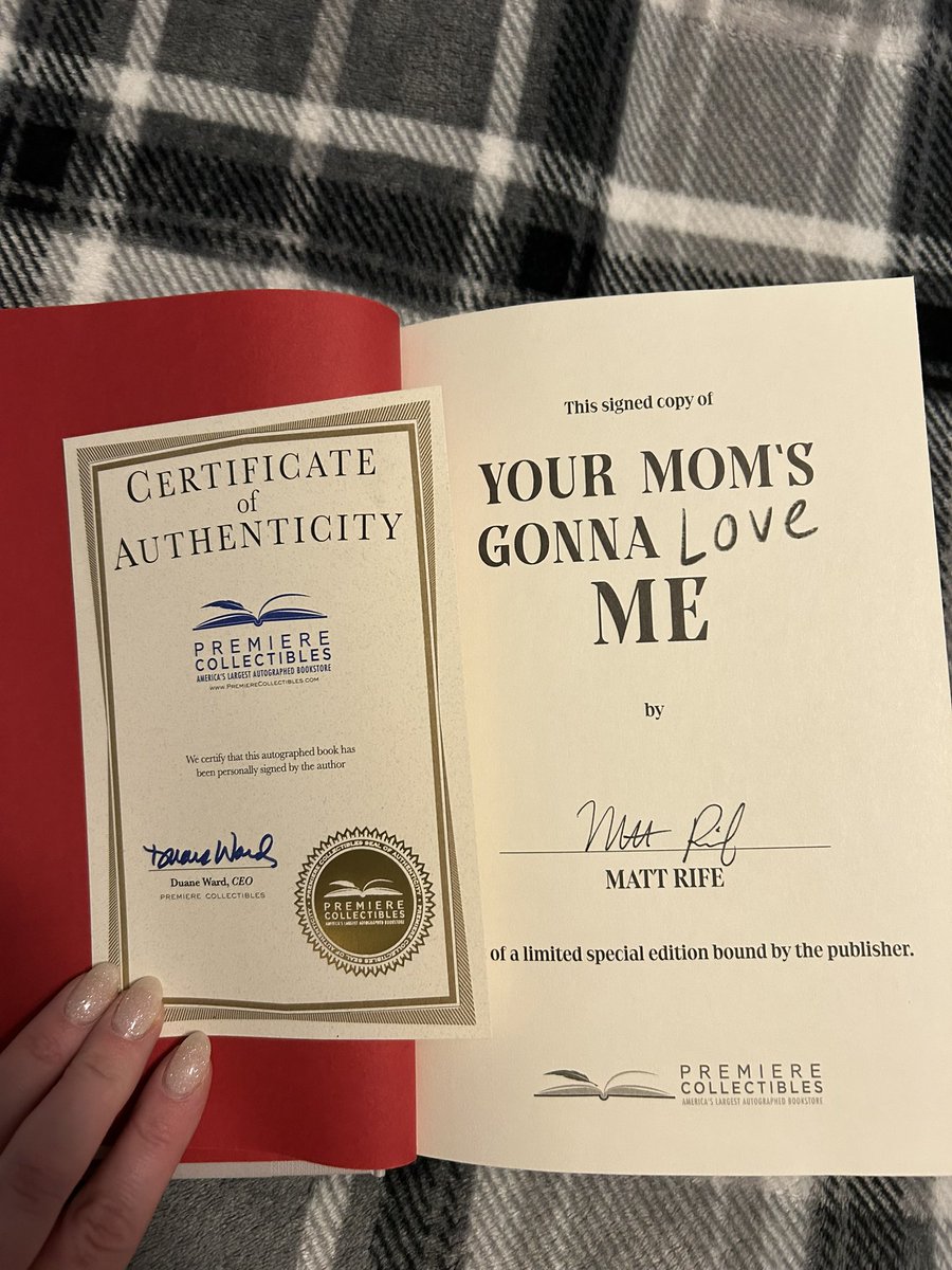 CLEdevotee's tweet image. Last year my sister got me a @mattrife shirt for Christmas. This year, she got me a signed copy of his new book. I have the best sister ever 🥰
Merry Christmas! 🎁🎄