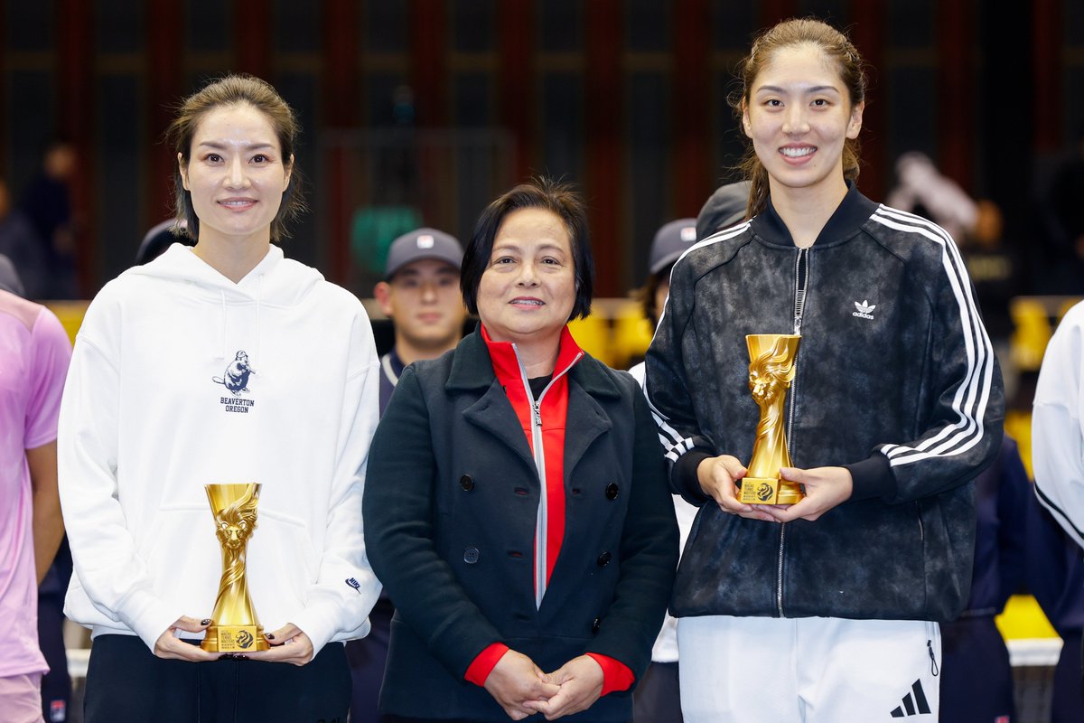CGTNSportsScene's tweet photo. Macau Tennis Masters
🔸Karolina Muchova prevails over Wang Xinyu 6-3, 7-5. Andrey Rublev defeats Casper Ruud 6-4, 7-5.
🔸Shang Juncheng beats Kei Nishikori 6-3, 6-4 in the final match. 
🔸Event concludes as Team Michael Chang seals the 11-6 triumph over Team Li Na. #macaumasters https://t.co/YvV1tsvx8h