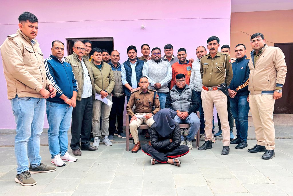 NagaurPolice's tweet photo. #NAGAURPOLICE
#PS Thanwala:- 

नाबालिग़ बालिका के दुष्कर्म के प्रकरण में नागौर पुलिस द्वारा प्रभावी कार्यवाही करते हुए दुष्कर्म के आरोपी नंदकिशोर को बापर्दा #गिरफ्तार किया गया।

@IgpAjmer
@DineshMNIPS1
@PoliceRajasthan https://t.co/QQBfO66iMl