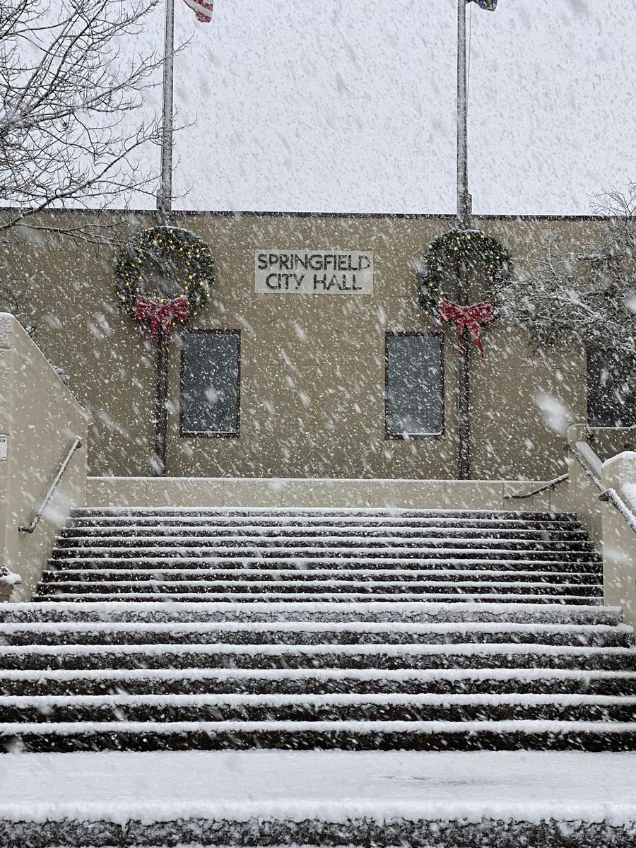 Merry Christmas, #Springfield! I hope your day is filled with joy, memories, families and friends. Thank you to the Springfield Police Department - Oregon officers and Eugene Springfield Fire firefighters that worked shifts today serving our community. 
📷: city hall 12/26/21