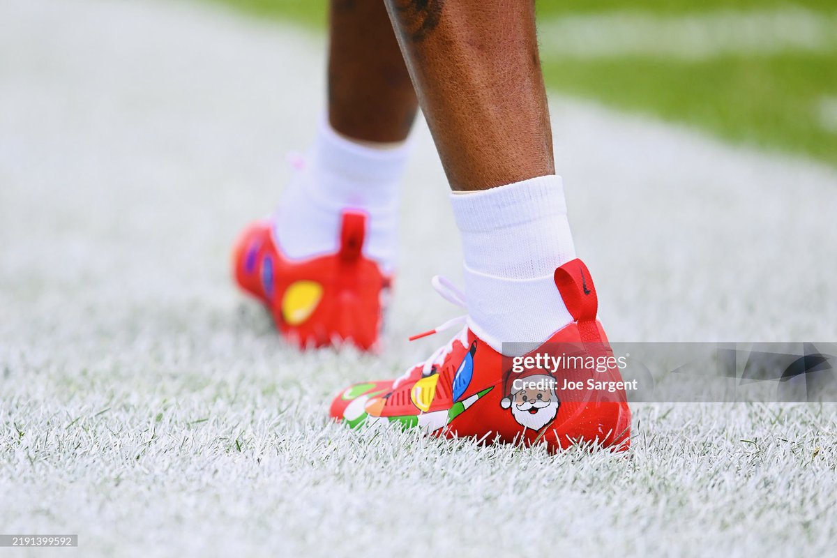 Christmas light bulbs custom cleats for my guy <a href="/ceeflashpee84/">cordarrelle patterson</a>  🎄 🎅🏾