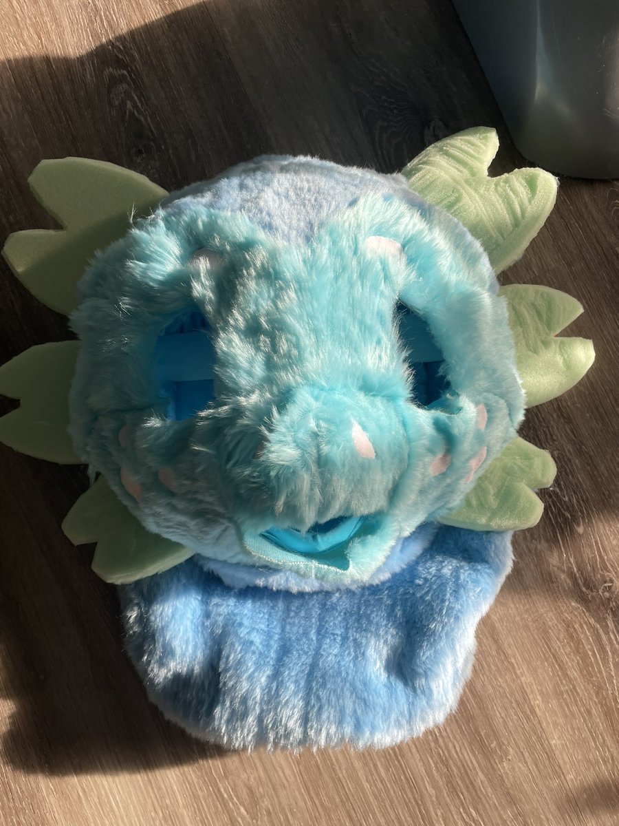 Sparkly_Deer's tweet photo. Working on the Axolotl’s gills today! 

I love how cursed he looks in the first pic &amp; then looks so cute in the second!

#axolotlfursuit #fursuit #fursuitmaker #australianfursuitmaker https://t.co/7AkwolEw2N