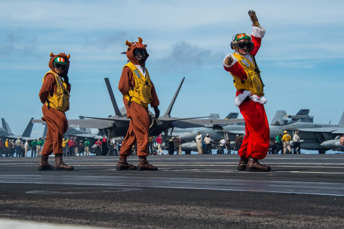 US7thFleet's tweet photo. Sailors aboard the Nimitz-class aircraft carrier USS Carl Vinson (CVN 70), conduct flight operations while wearing festive costumes, Dec. 24.

📸 by MCSA Pablo Chavez

#USNavy | #HappyHolidays https://t.co/W8AFQo3dBo
