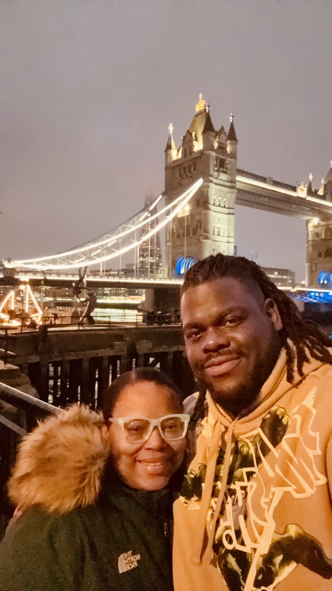 DeCleasha's tweet photo. Merry Christmas from London! ✝️🎄🎅🏾 https://t.co/XcdzIF8MmO