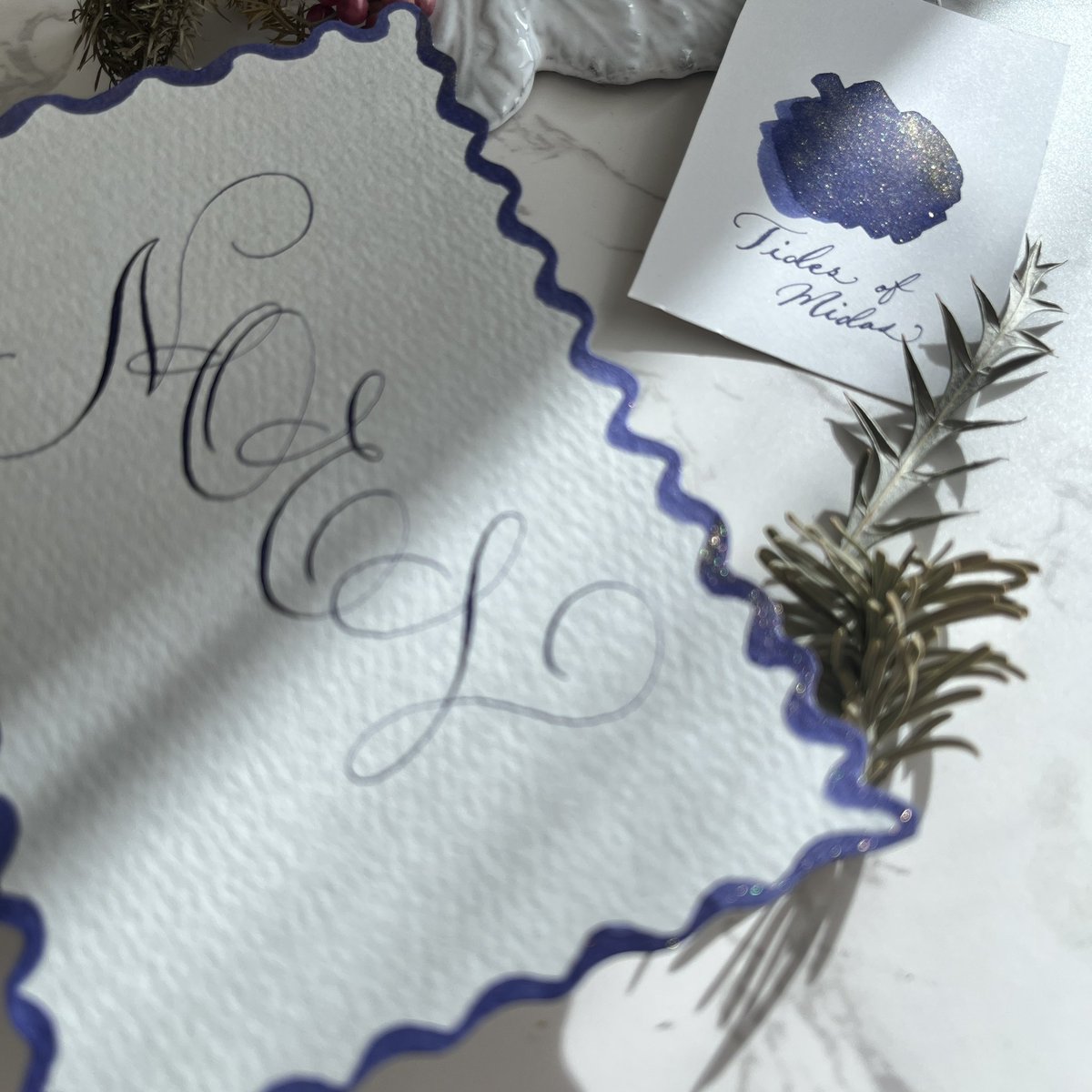 Tides of Midas
color：Lapis blue with gold shimmer

ゴールドシマーが煌めくラピスブルーのこちらのインクの美しさは言うまでもなく、色もくっきり出るので使いやすいです🖋️

#ferriswheelpress#ferritales#フェリスホイールプレス#フェリテール#カリグラフィー