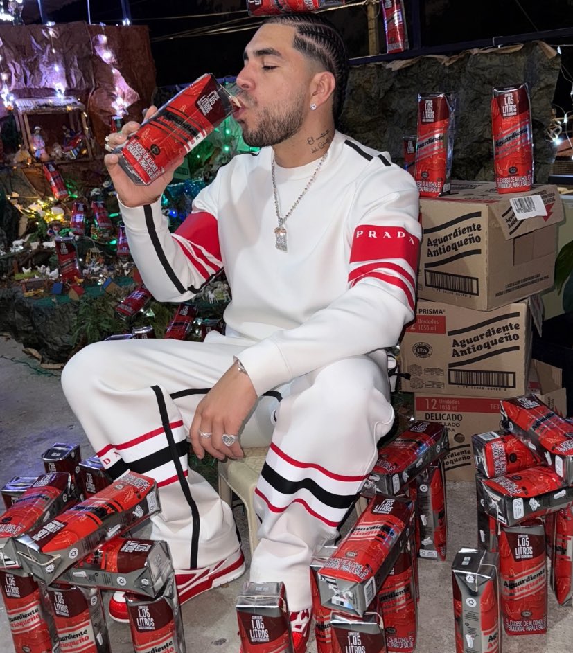 yuliusx_'s tweet image. Cuando me preguntan que sí guaro verde o azul: