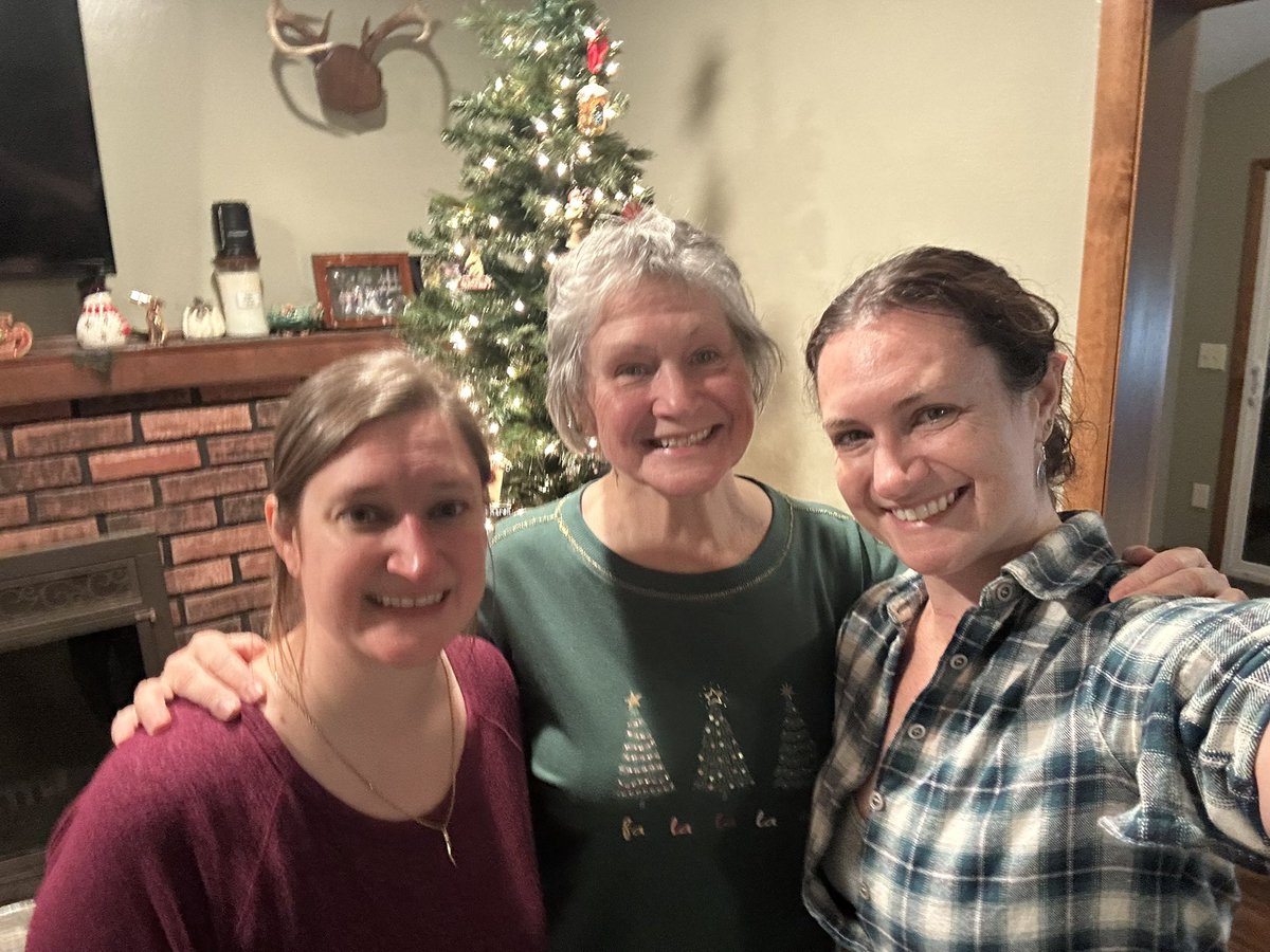 GarofaloWX's tweet photo. 💝December 25💝 My final gratitude post for this season truly intertwines with the meaning of Christmas. I had imagined my Christmas would look completely different this year; I thought I would be spending it with different people and doing different things...
#25daysofgratitude https://t.co/6OTtHgSWGl