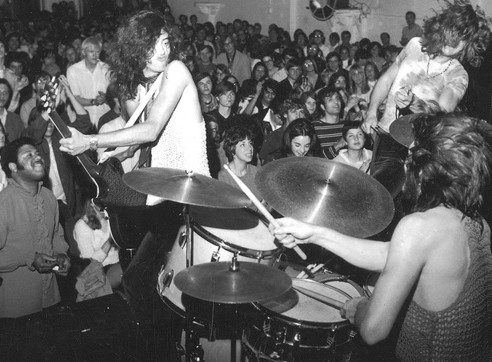 On this day December 25, 1968, Christmas Day, the huge English rock and roll band Led Zeppelin arrived in the United States for the very first time in preparation of their debut North American tour. The group were paid an average of $1,500 for each show. #LedZeppelin #RockHistory