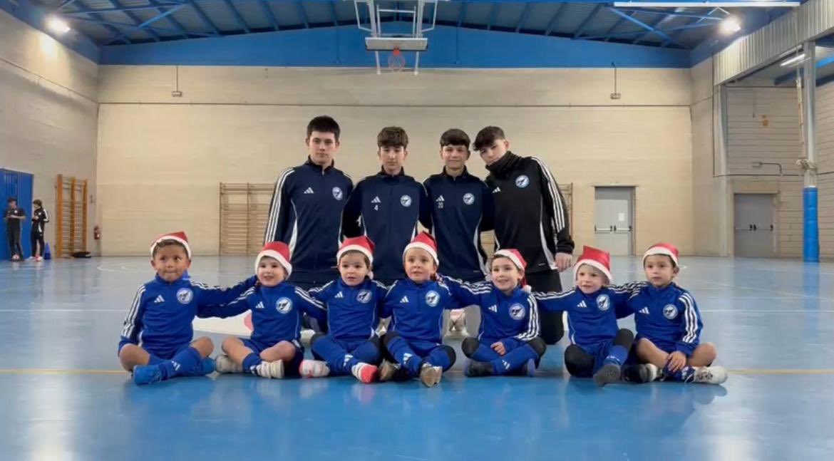 ComillasCF's tweet photo. 💙⚽️🔵 FELIZ NAVIDAD 🔵⚽️💙 

Nuestros pequeños de la casa os desean Feliz Navidad y una buena entrada de año!🥳 

¡AÚPA COMILLAS!💪🏻
#vamosazules https://t.co/pAFYbGaqNx