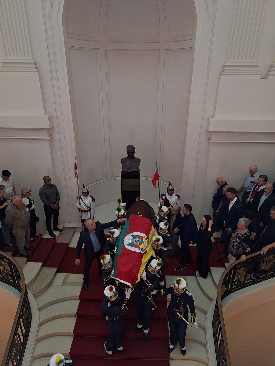 rafarenkovski's tweet photo. https://t.co/faHreySO4e
A despedida de Alceu de Deus Collares do Palácio Piratini. https://t.co/1D6DT4knxu