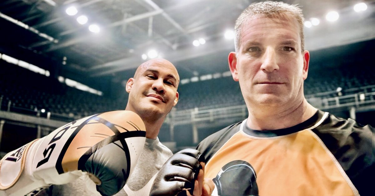slotkinjr's tweet photo. Christmas morning in the lab with Roberto “Facada” Neves 🥋🎄

Merry Christmas, Happy Hannukah, Habari Gani https://t.co/enOhy50480