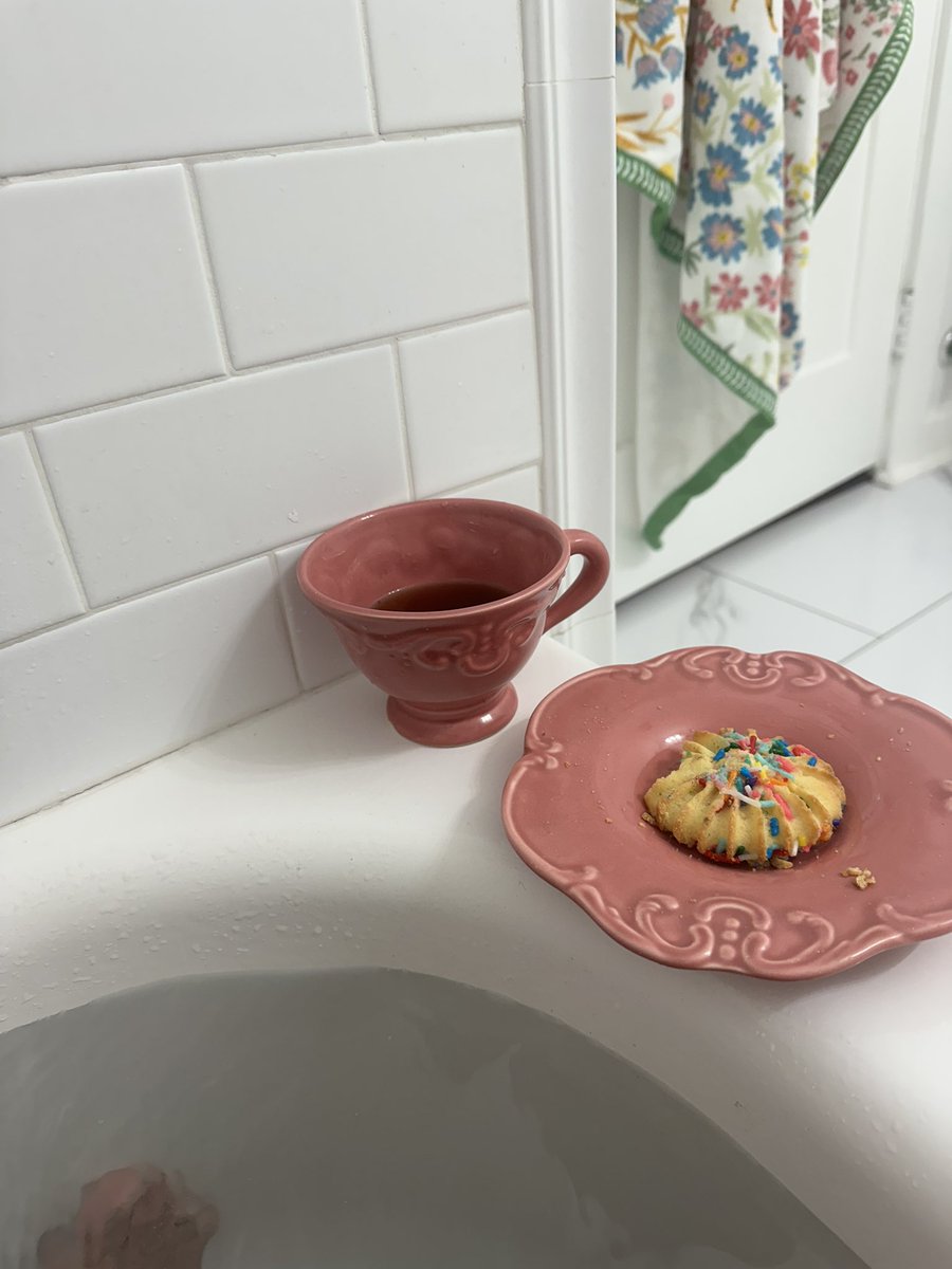 LoloLol39557994's tweet photo. @hwivesfanatic LOVE LOVE LOVE MY @melissagorga #Sprinklecookies , traveled a long way and every cookie was intact and DELICIOUS!!!!, it was exactly like @Bethenny said the sprinkles crispy, cookie soft but a little crispy on edges like they should be. 72 yr and best sprinkle cookie EVER. https://t.co/xZPfgxpANQ