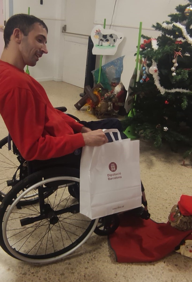 socialdiba's tweet photo. 🎄🎁Ahir al Centre d’estades temporals #Respir #PersonesAmbDiscapacitat ens va visitar el Tió, que va rebre cops de bastó de les persones acollides i ens va deixar molts regals. A més, vam acompanyar l’activitat amb una cantata de #Nadales!

#RespirDiba #SocialDiba https://t.co/4V8qbNQPxa