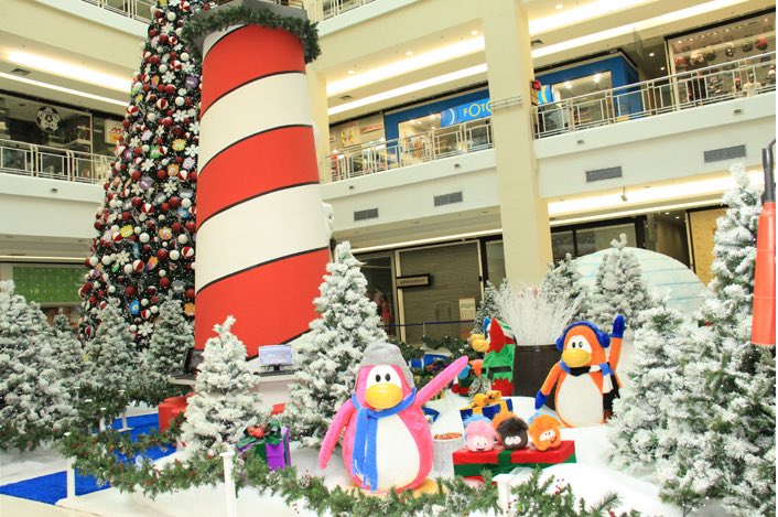 ThatPenguinGame's tweet image. Back in 2011, the Metro Tatuapé Shopping Center in Brazil featured a magical Club Penguin themed Christmas display.