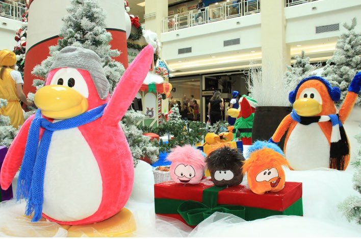 ThatPenguinGame's tweet image. Back in 2011, the Metro Tatuapé Shopping Center in Brazil featured a magical Club Penguin themed Christmas display.