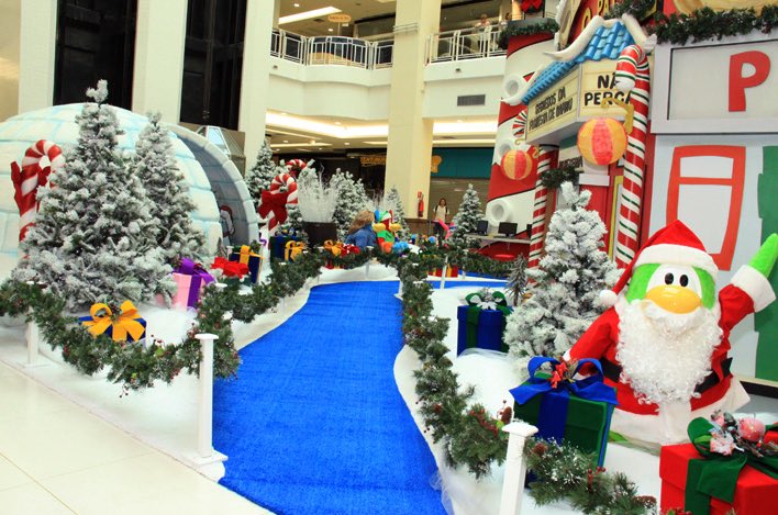 ThatPenguinGame's tweet image. Back in 2011, the Metro Tatuapé Shopping Center in Brazil featured a magical Club Penguin themed Christmas display.