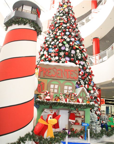 ThatPenguinGame's tweet image. Back in 2011, the Metro Tatuapé Shopping Center in Brazil featured a magical Club Penguin themed Christmas display.