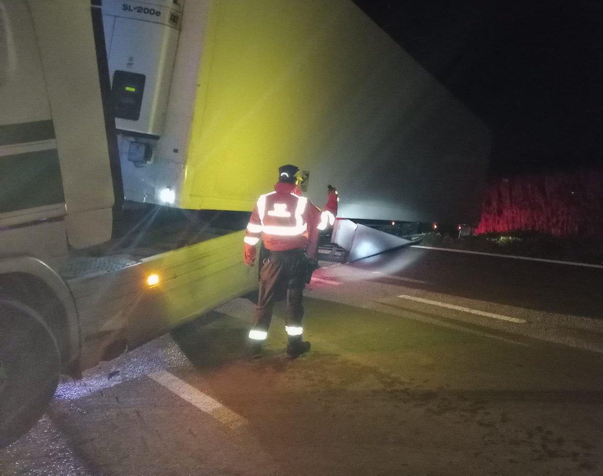 policiaforal_na's tweet image. Cortada en #Caparroso la NA1240 desde N121 y Santacara,  al intentar el vehículo un cambio de sentido en lugar inadecuado. 
#TráficoTudela
#PatrullaTafalla