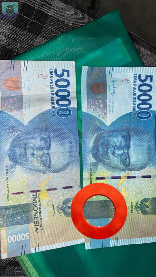 Siyoga8's tweet image. Cara sederhana bedain uang palsu atau asli salah satunya bisa raba bagian yang dilingkari gusy.
Uang asli bakal ada texturenya, uang palsu itu halus kaya kertas biasa. Kalau ada yg halus mending minta ganti uang yg lain aja.
Kalo mau cara yang pasti banget ya beli money detector.