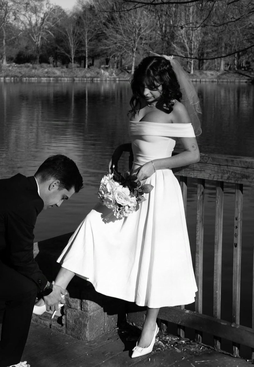 Me encantó el vestido de novia de Marian y YA! ✨  con un estilo clásico, que me recordó los años 50.