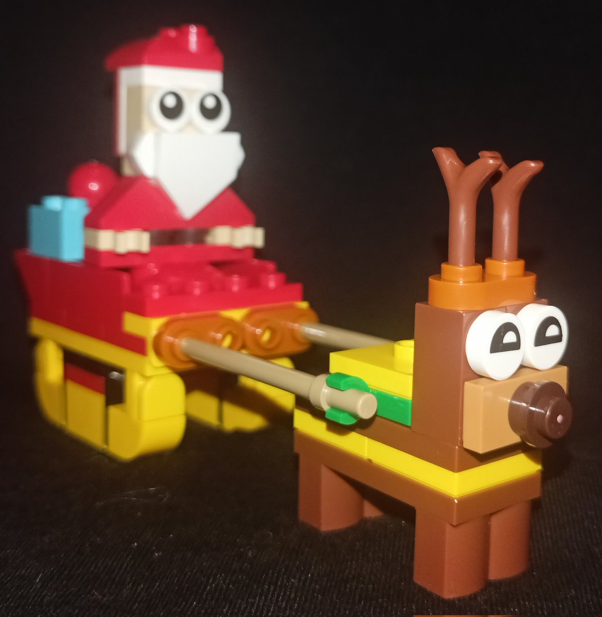 Post Christmas dinner #Lego mini build, after feeling truly pogged!!🎅🦌🧱

🎶So jump up on my sleigh
And we're all on our way to another bloomin' Christmas

So from me and my reindeer
See you all next year
For another bloomin' Christmas

Ha ha
Merry bloomin' Christmas!🎶