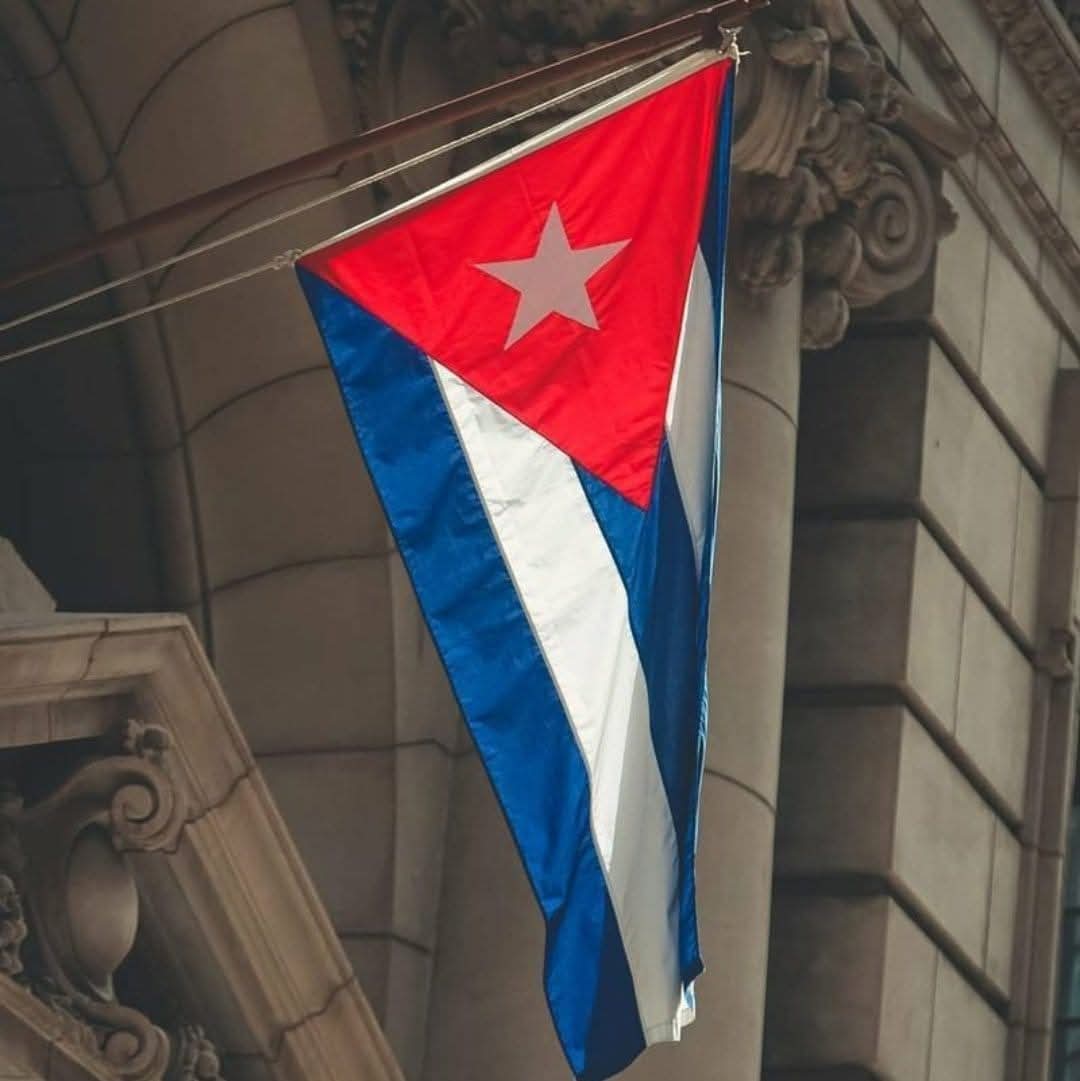 Entiendan de una vez, odiadores:
"¿No la veis? Mi bandera es aquella que no ha sido jamás mercenaria, y en la cual resplandece una estrella,
con más luz, cuando más solitaria". 
#Cuba #CDRCuba #66AñosEnRevolución