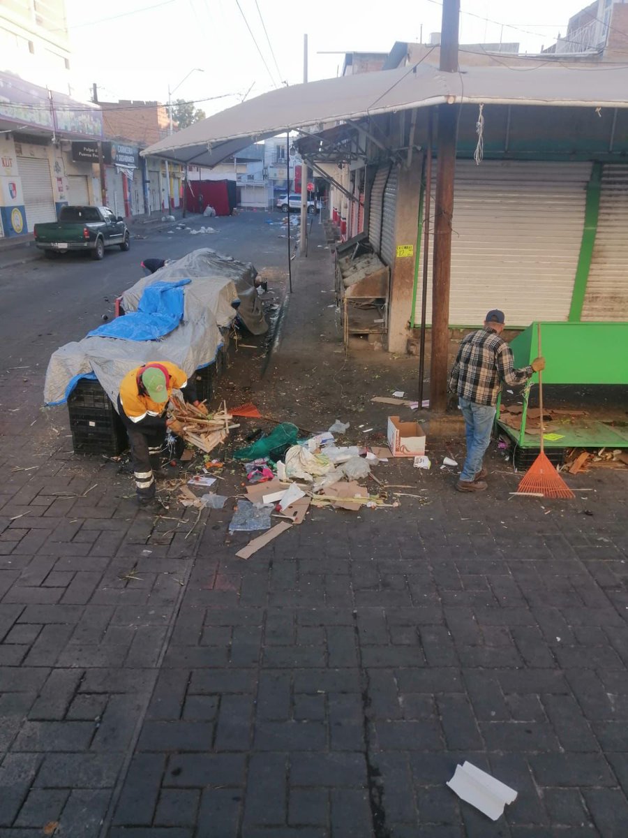 DifundeDgo's tweet image. Durante las primeras horas de este día 25 de diciembre, Servicios Públicos en conjunto con Red Ambiental llevaron a cabo un operativo de limpieza en el centro histórico, con una recolección de más de 50 toneladas.