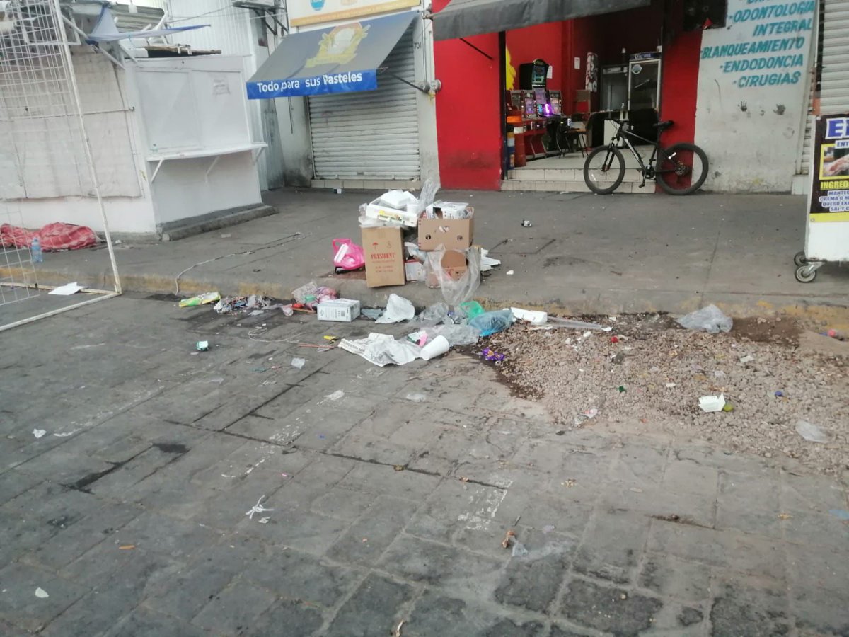 DifundeDgo's tweet image. Durante las primeras horas de este día 25 de diciembre, Servicios Públicos en conjunto con Red Ambiental llevaron a cabo un operativo de limpieza en el centro histórico, con una recolección de más de 50 toneladas.