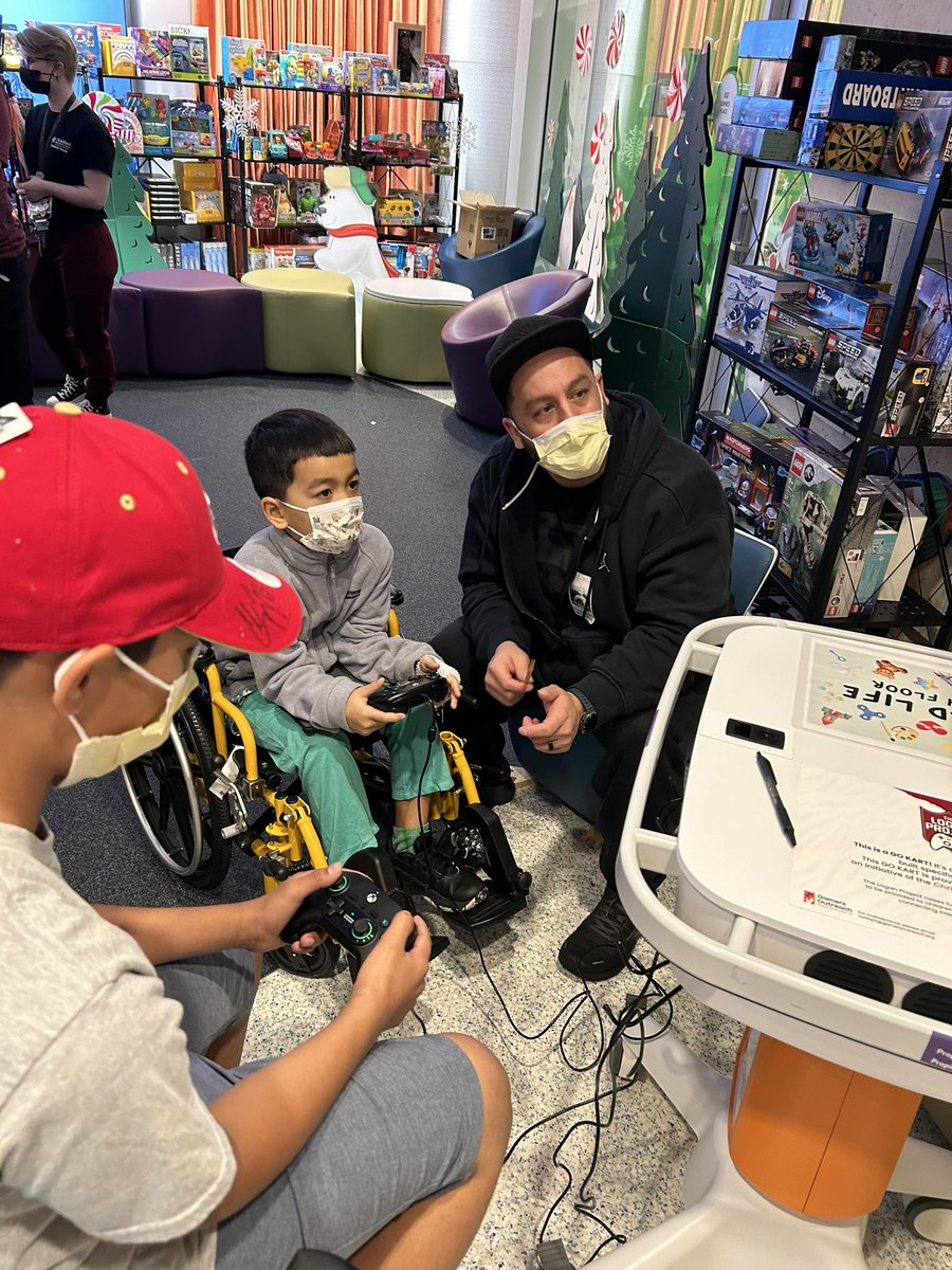 CMFoundation23's tweet image. The holidays can be especially challenging for families spending them in the hospital. This week, we had the privilege of visiting a few of our Logan Project patients at @StanfordChild, sharing smiles and a little holiday cheer. Thank you for helping us make the season brighter…