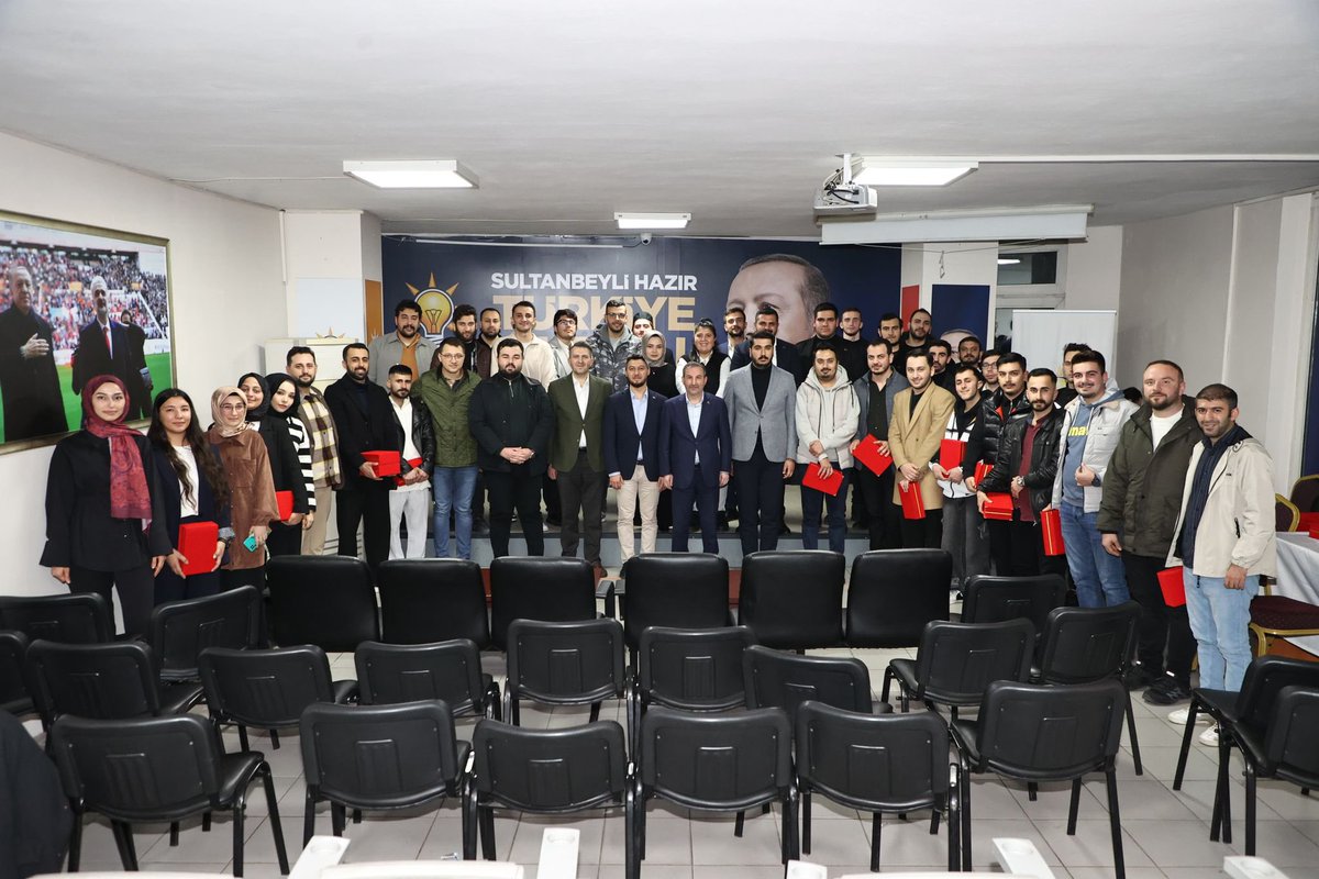 İlçe Gençlik Kolları toplantımızı Sn. Faruk Samet Varan başkanlığında gerçekleştirdik. Akabinde, Temayül yoklaması ve plaket takdimi programını, İlçe Başkanımız Sn. Ayhan Üşdi, Belediye Başkanımız Sn. Ali Tombaş, İl Gençlik Kolları Başkan Yardımcımız Sn. Tolunay Kutluay,