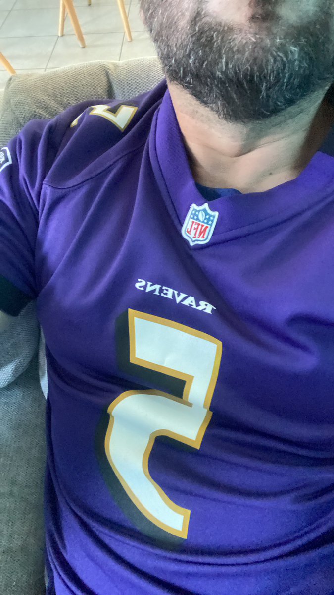 EseDelRadio's tweet photo. Excelente que esté @quiquegaray en la narración de @netflix para el partido de los @Ravens  vs @HoustonTexans !! Listos para ganar la división Norte !! https://t.co/67cEUzEdoC