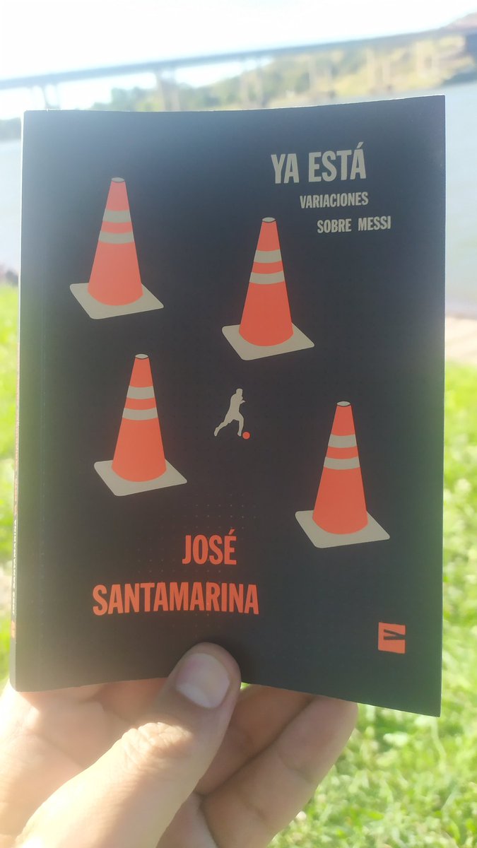 marianozanco's tweet photo. Recomiendo esta belleza de @santamarinajose. No hay info de Messi que no conozcamos, pero  encontró las palabras justas para narrar una vida que emocionó desde los pinchazos en las gambas para crecer, su era omnipotente hasta el adulto que necesitó de otros para lograr su sueño. https://t.co/7CsfeirdrY