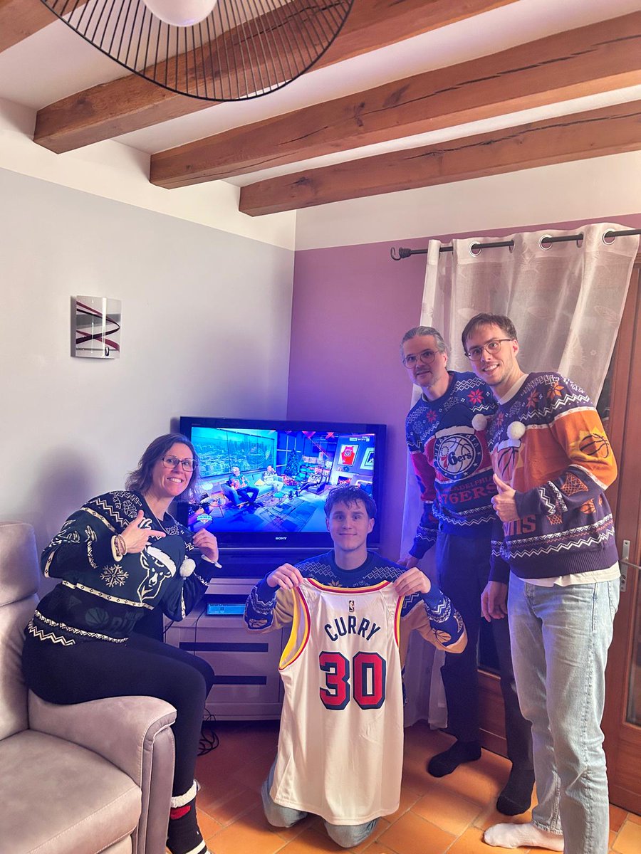 On n'a pas le même pull mais on a la même passion 💪(second match)  #NBAEXTRA #NBAXmas <a href="/singletonchr/">Chris</a> <a href="/JMonclar/">Jacques Monclar</a> <a href="/SoFrenchProd/">Remi Reverchon</a> <a href="/MaryPatrux/">Mary Patrux</a> <a href="/Schweickert1/">FredS.</a>