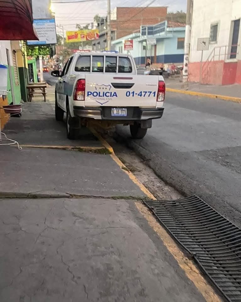 Siendo parejos, aquí se observan claramente $150 de multa. Pero como las leyes sólo muerden al pueblo...

¿Qué opinan?