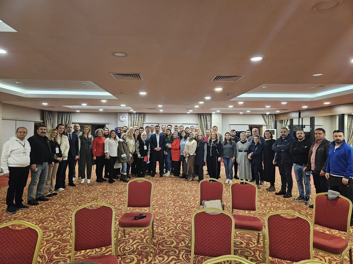 ebubekirsavasci's tweet photo. Temel Eğitimde Öğrenme Kayıplarının Giderilmesi ve Öğretimin Güçlendirilmesi Projesi kapsamında ülkemizin dört bir yanından Ankara'ya gelerek çalışmalarımıza güç veren, yükümüzün ortağı, sahadaki etkin gücümüz kıymetli meslektaşlarımızla bir araya gelerek hasbihâl ettik. 

Çay sohbetimize iştirak eden birbirinden değerli fikirleri ve önerileriyle eğitim öğretim sürecinde yolumuzu aydınlatan Maarif ailemizin gücü tüm öğretmenlerimize teşekkürlerimi sunuyorum.