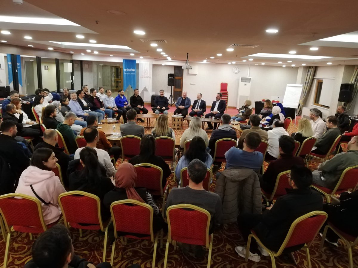 ebubekirsavasci's tweet photo. Temel Eğitimde Öğrenme Kayıplarının Giderilmesi ve Öğretimin Güçlendirilmesi Projesi kapsamında ülkemizin dört bir yanından Ankara'ya gelerek çalışmalarımıza güç veren, yükümüzün ortağı, sahadaki etkin gücümüz kıymetli meslektaşlarımızla bir araya gelerek hasbihâl ettik. 

Çay sohbetimize iştirak eden birbirinden değerli fikirleri ve önerileriyle eğitim öğretim sürecinde yolumuzu aydınlatan Maarif ailemizin gücü tüm öğretmenlerimize teşekkürlerimi sunuyorum.