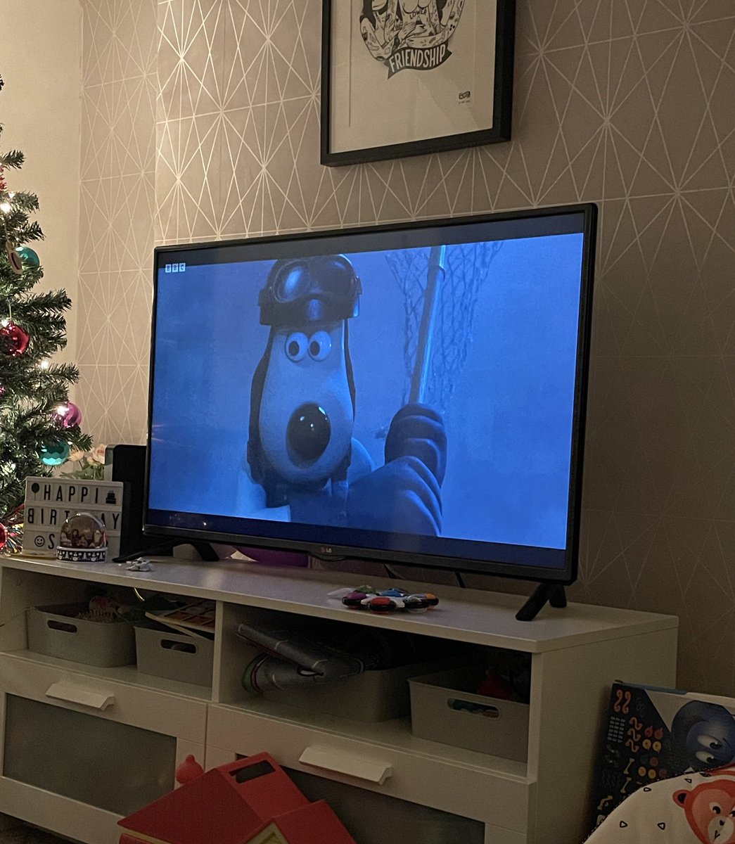 “He saved the blue diamond is what he did! He’s a great British inventor! And in this house Gromit is a hero! End of story” #WallaceAndGromit #vengeancemostfowl