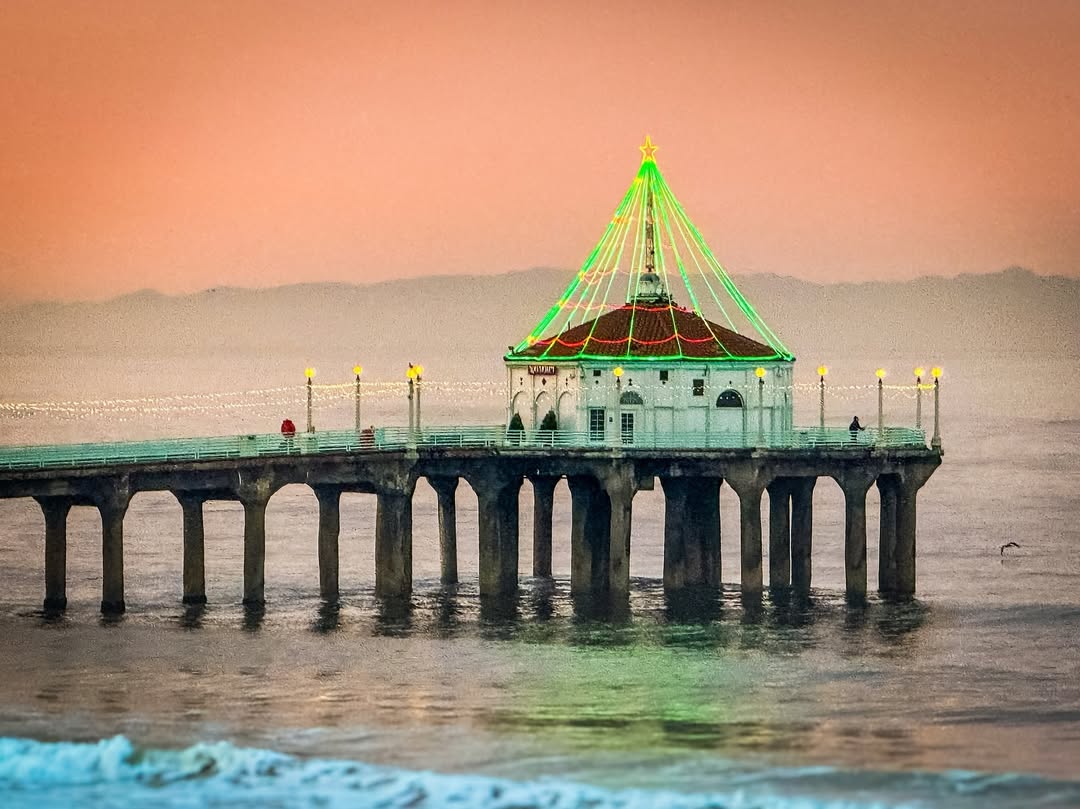 🎄🕎  Merry Christmas &amp; Happy Hanukkah DTMB 

📸 captured by @eclectikaphotography

#DowntownManhattanBeach #MBLocalLove #HolidaysinDTMB #DTMBholidays #DTMBholidaymagic