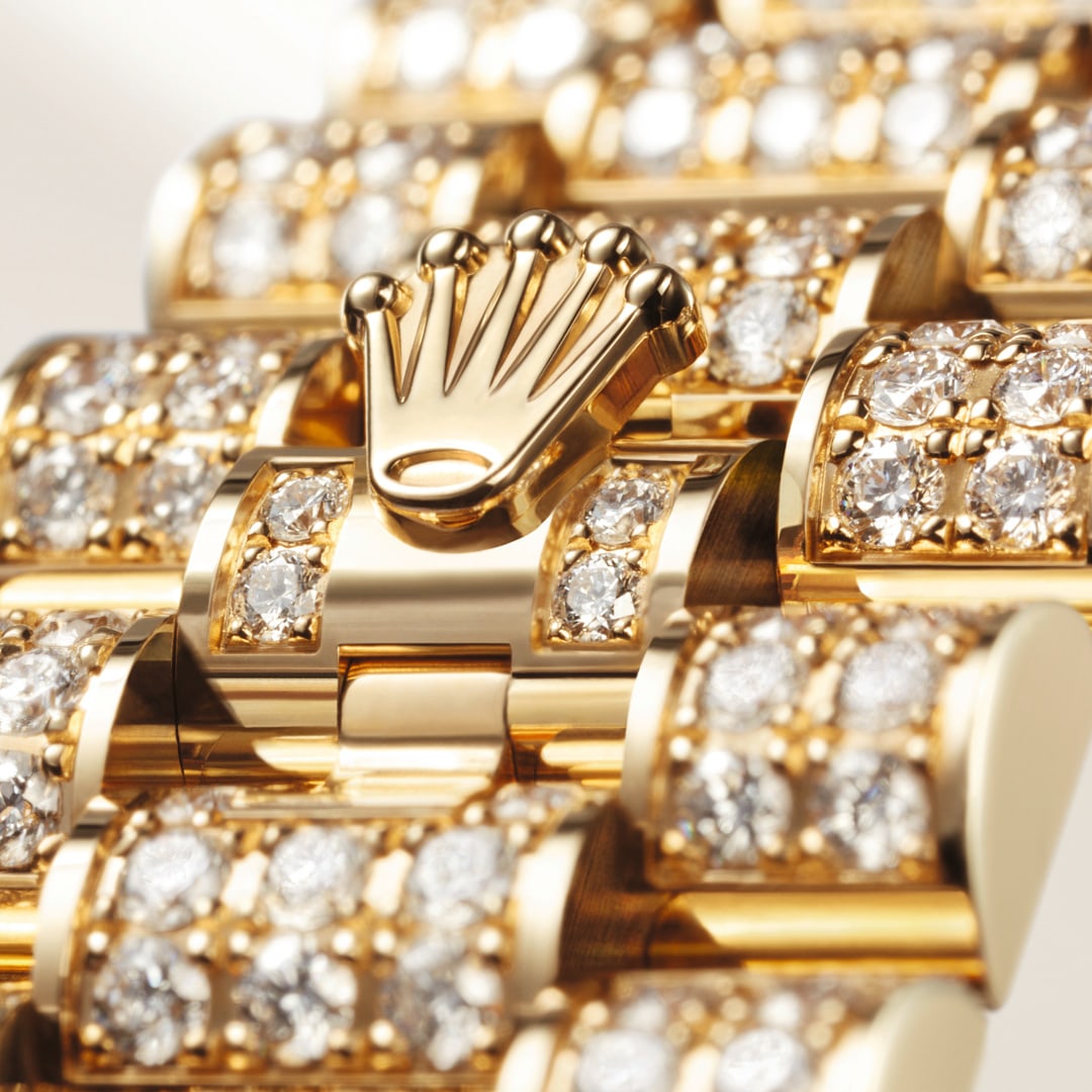 JVairAnderson's tweet photo. Graceful elegance. Crafted from 18ct yellow gold, the @Rolex Lady-Datejust showcases the captivating shine of the diamonds that adorn every surface.

#Rolex #LadyDatejust #OfficialRolexRetailer #JVairJewellers https://t.co/HZDjbe89E1