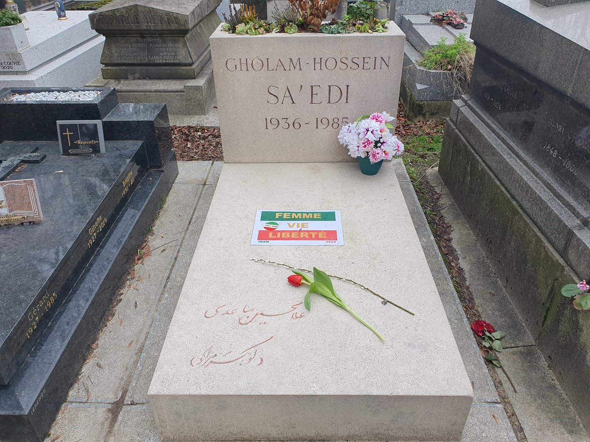 یکشنبه، نهم دی‌ماه، در ساعت ۳ بعدازظهر بر مزار زنده‌یاد #غلامحسین_ساعدی (گوهر مراد) در گورستان پرلاشز (قطعه‌ی ۸۵) گرد هم خواهیم آمد تا یاد او و آثار ماندگارش و نیز تلاش سالیانش را برای دست‌یابی به #آزادی_بیان گرامی بداریم. مزار این نویسنده‌‌ی بزرگ و دگراندیش ایرانی را گلباران