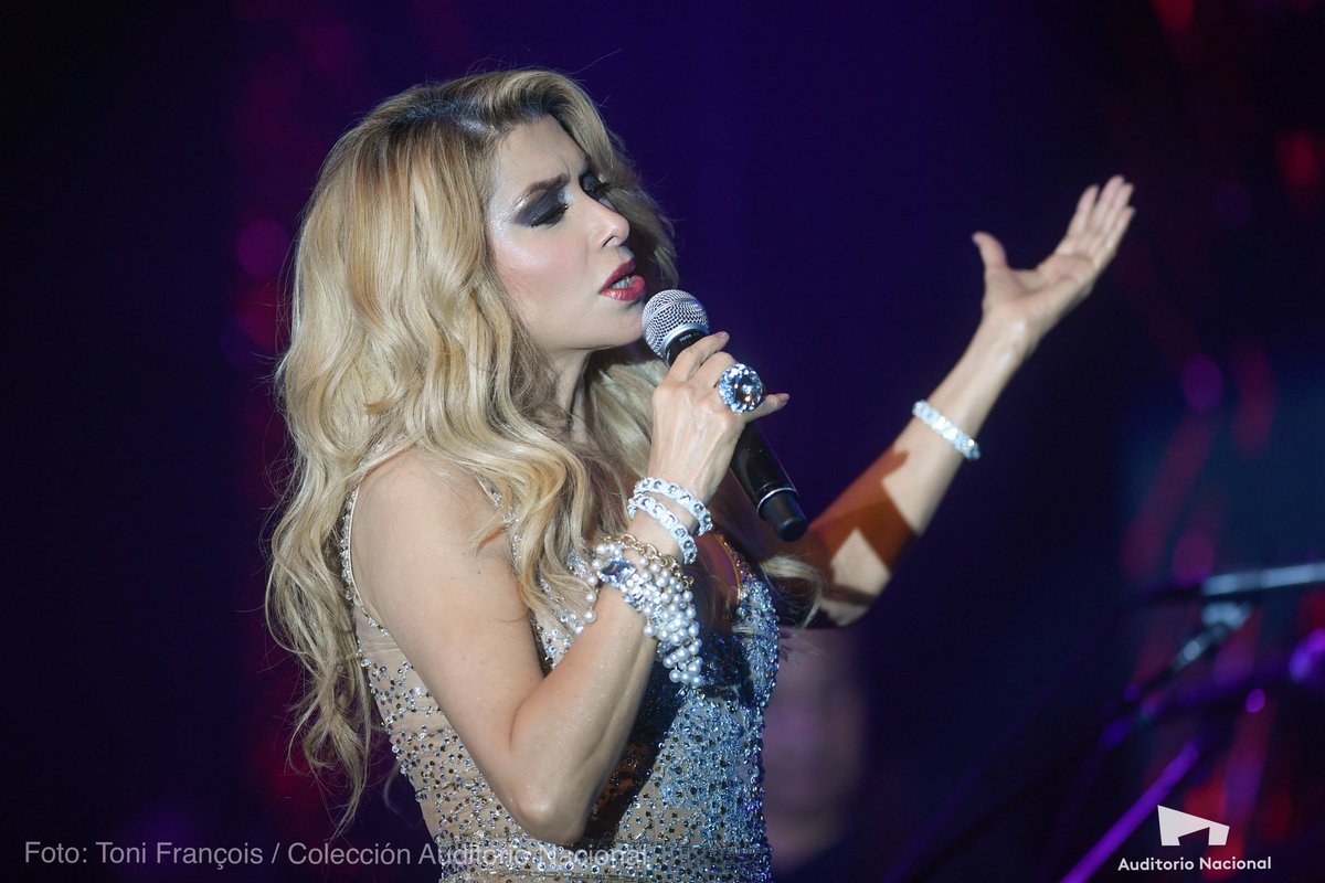 AuditorioMx's tweet photo. El Auditorio Nacional lamenta profundamente el fallecimiento de la cantante mexicana Dulce. La intérprete tuvo encuentros memorables con su público en el Auditorio Nacional y el Lunario, en donde su poderosa voz resonó con temas que la convirtieron en figura emblemática de la balada en español.