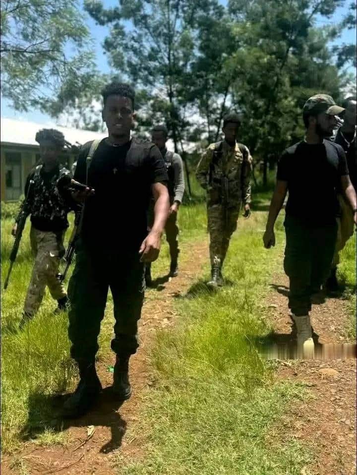 amharafan's tweet photo. ኢንጅነር ማንችሎት ከቀኝ እጁ ጀኔራል ዝናቡ ጋር በደጋ ዳሞት ሰማይ ስር❤ https://t.co/VGZ7jhnftW