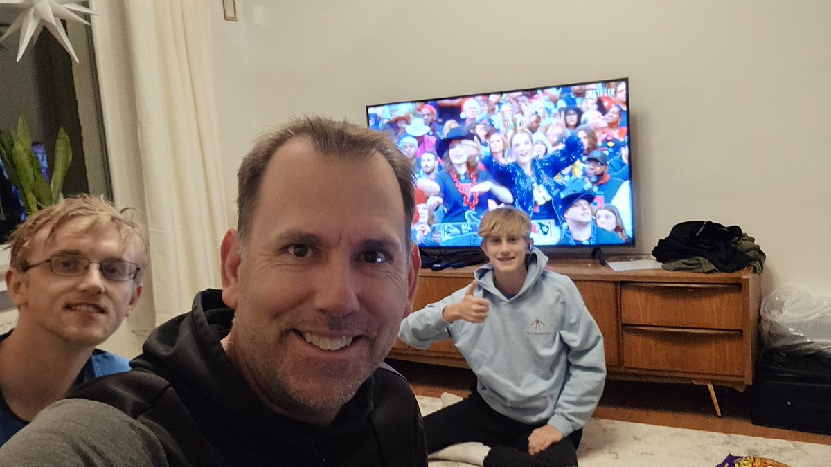 Staying up late from Germany to track our  players during #FantasyFootball championship week on #NFLonNetflix. 

(By the way: keep feeding <a href="/KingHenry_2/">Derrick Henry </a> !)

<a href="/ScottHanson/">Scott Hanson</a> , <a href="/drewbrees/">Drew Brees</a>